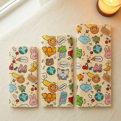 Les 3 tailles de la couverture de contention pour chat KittiPaw pliées côte à côte : S 45 cm, M 55 cm, L 70 cm